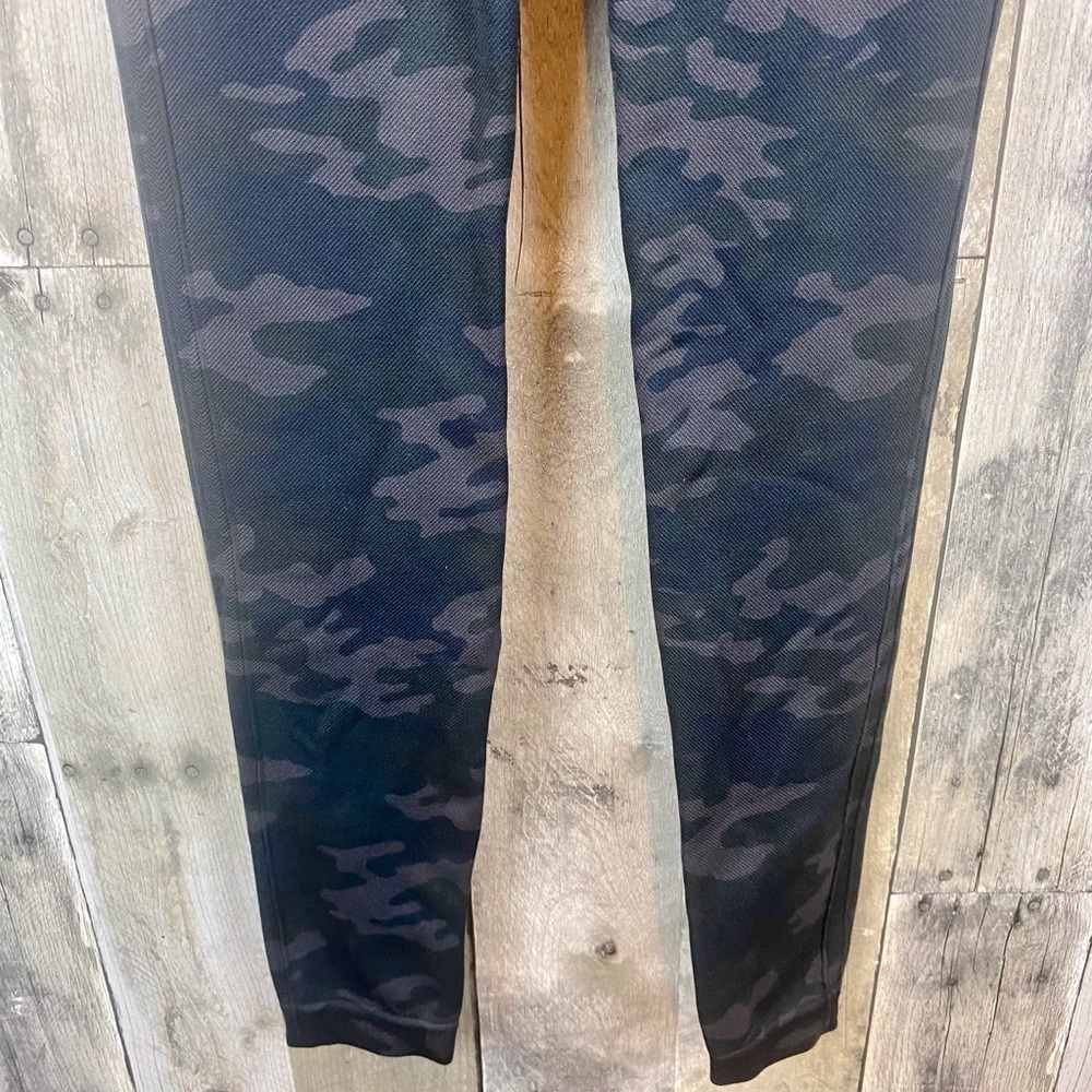 SPANX Look At Me Now Green Camo Leggings Size Small. - Picture 8 of 16